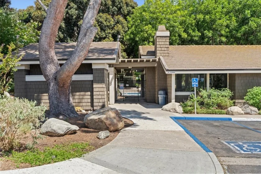 208 Springview photo 34