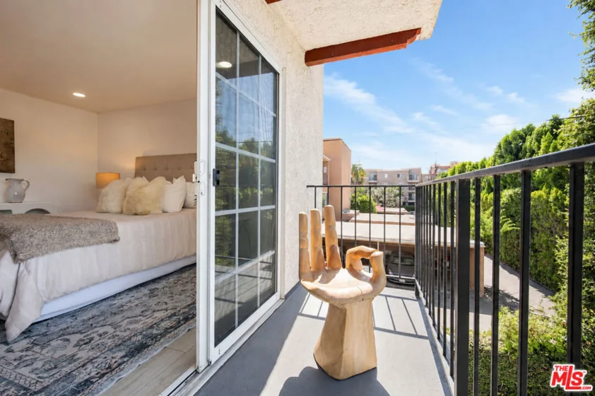 4249 Longridge Avenue #209 photo 23