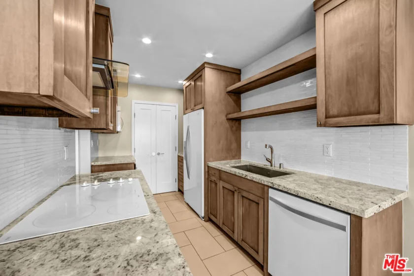 1250 N Kings Road #506 photo 7