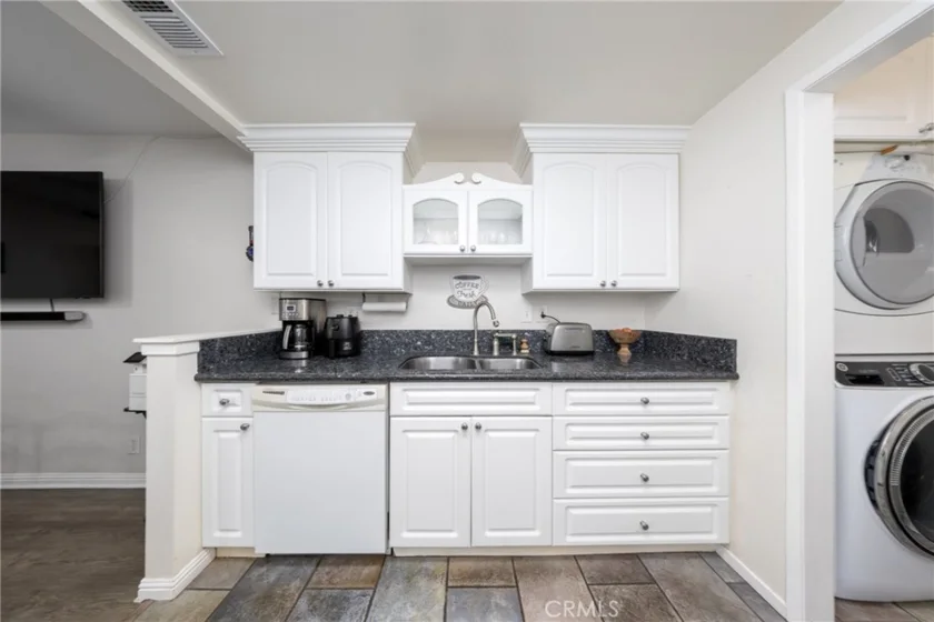 855 Las Lomas #B photo 9