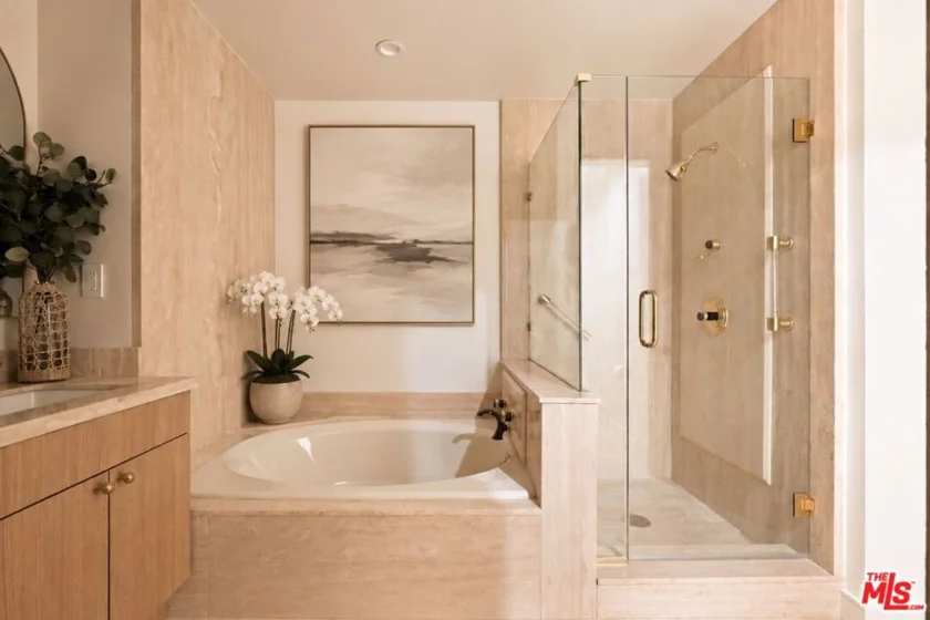 10560 Wilshire Boulevard #404 photo 30