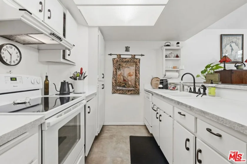 906 N Doheny Drive #221 photo 13