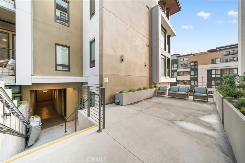 709 E Walnut Street #214 photo 52