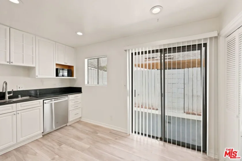 14937 Sherman Way #2 photo 24