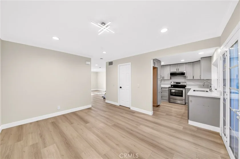 4657 Larwin photo 6