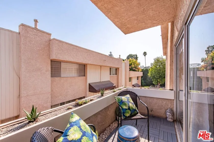 5139 Balboa Boulevard #203 photo 4