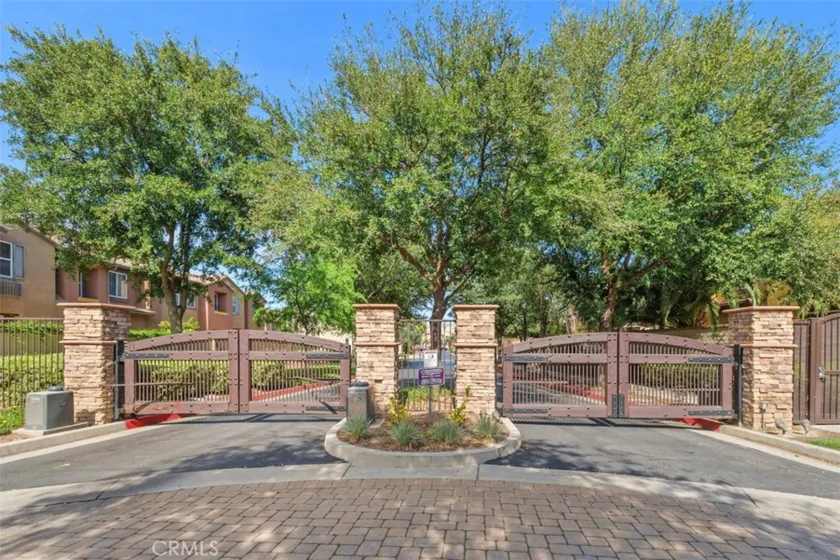 31205 Strawberry Tree photo 18