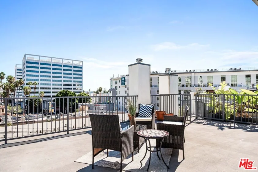 7124 Hollywood Boulevard #1 photo 1