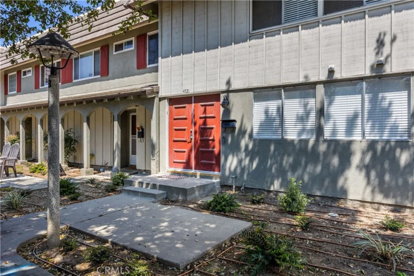 4721 Larwin Avenue photo 1