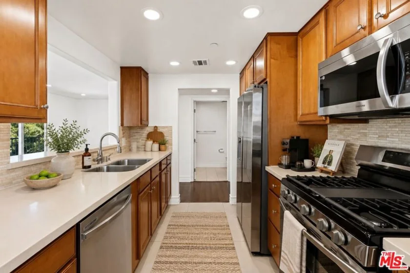 936 N Hudson Avenue #302 photo 23