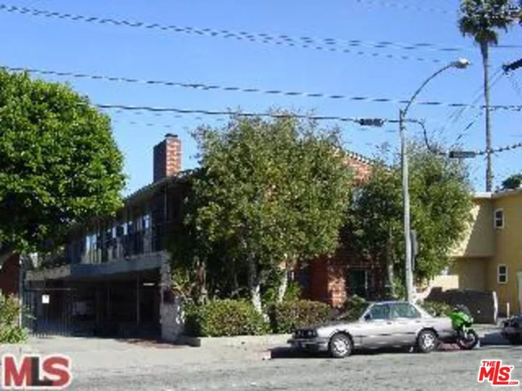 2033 Cloverfield Boulevard #E photo 1