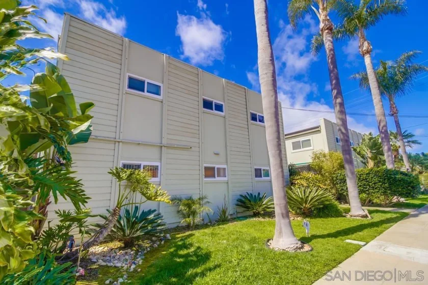 447 Rosemont Street photo 1