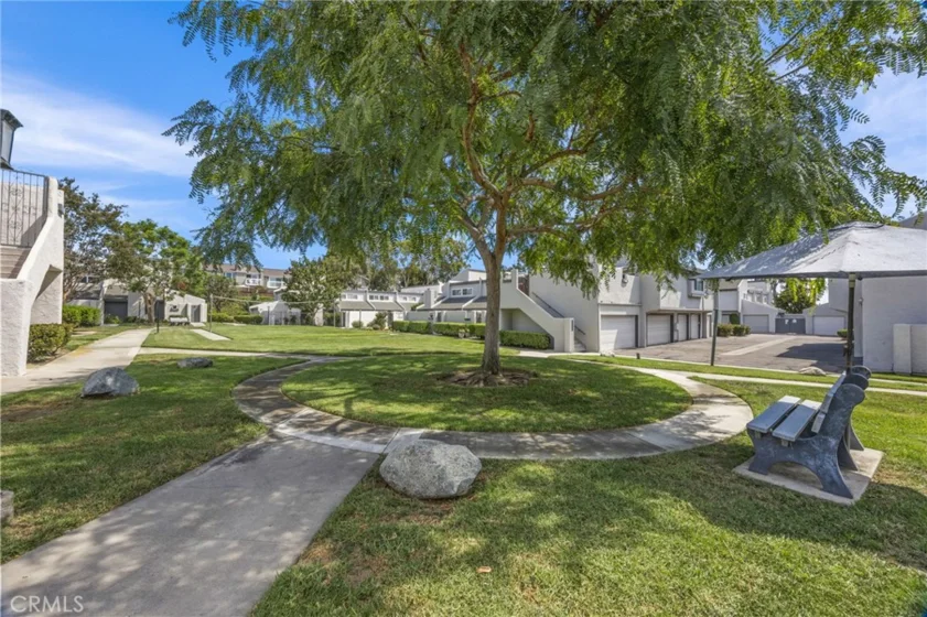 18741 Applewood photo 36