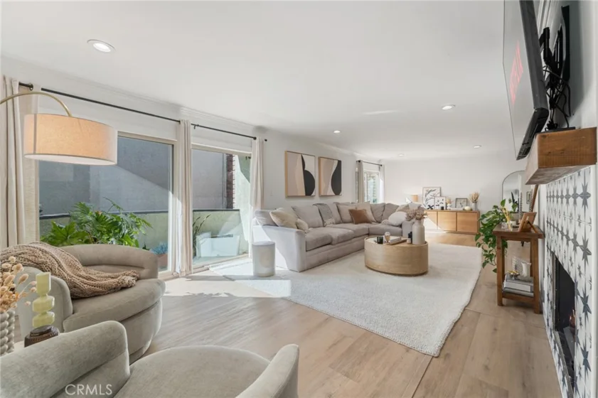 5440 Lindley #201 photo 1