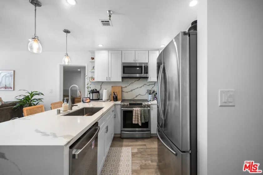 121 S Hope Street #517 photo 15