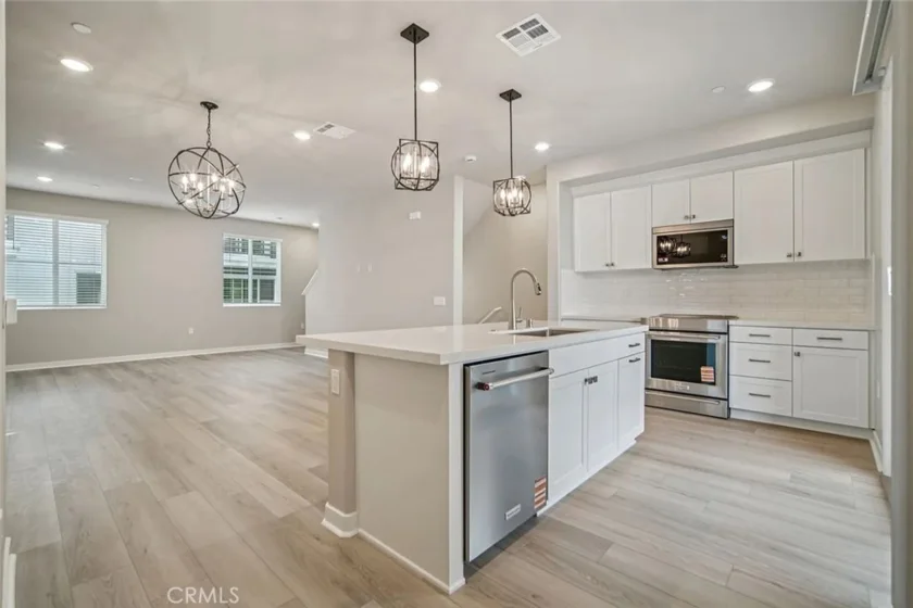 1482 Skyline Lane photo 4
