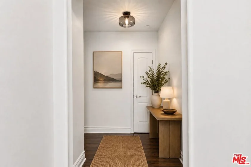 936 N Hudson Avenue #302 photo 2