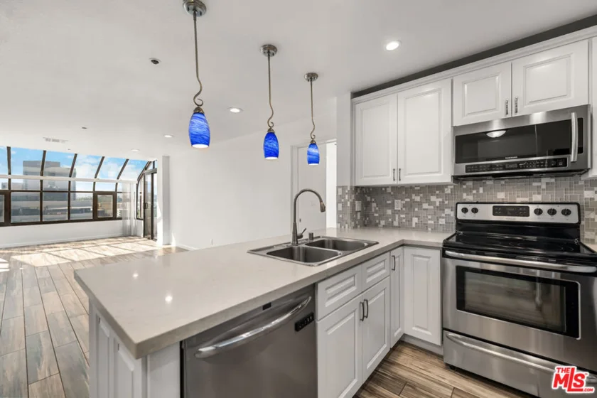 121 S Hope Street #518 photo 46