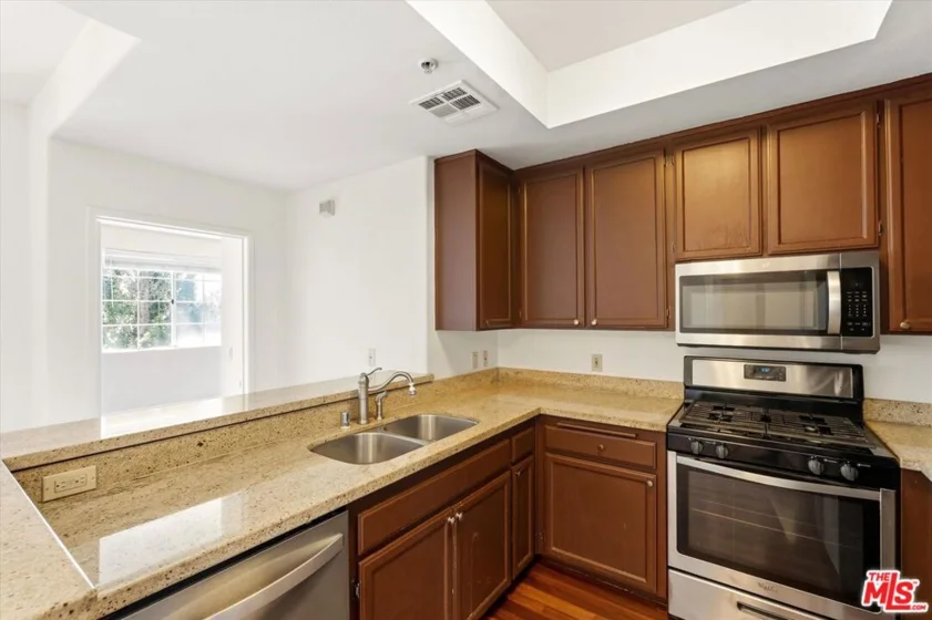 1522 S Saltair Avenue #206 photo 36