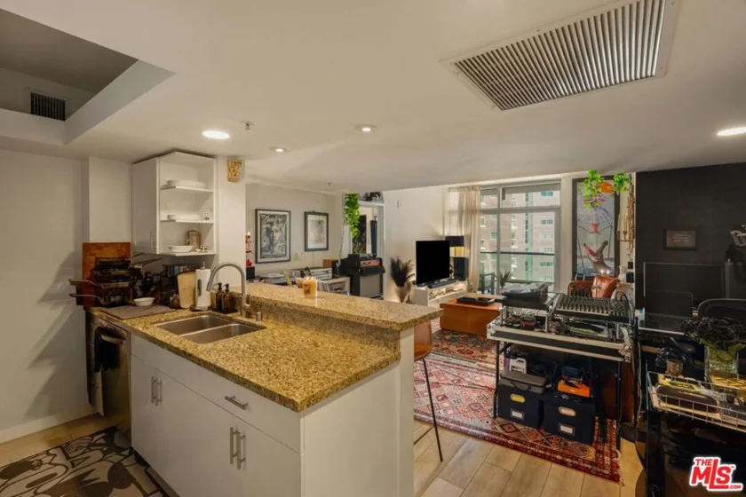 13700 Marina Pointe Drive #1126 photo 6