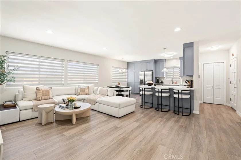 5354 Lindley #310 photo 1