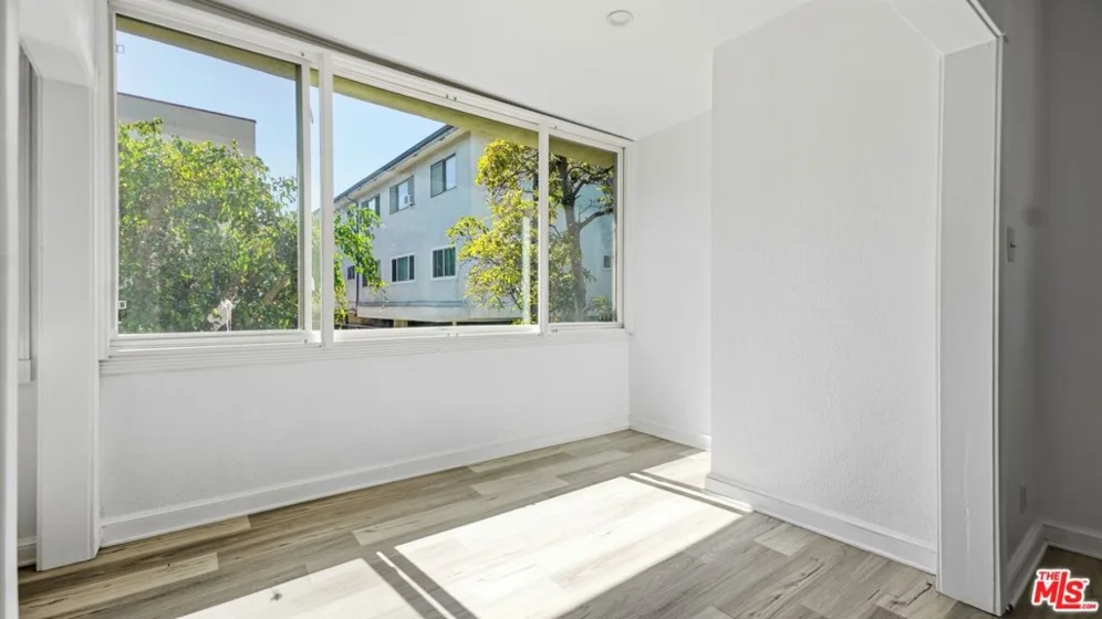1525 N Hayworth Avenue #204 photo 3