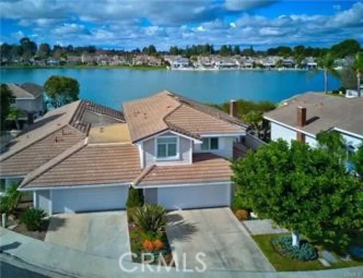 70 Fairlake photo 1