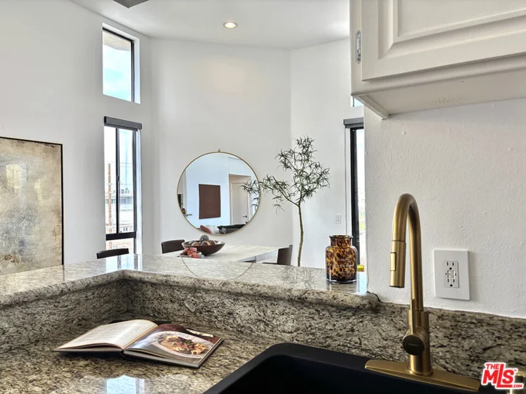 13920 Moorpark Street #308 photo 9