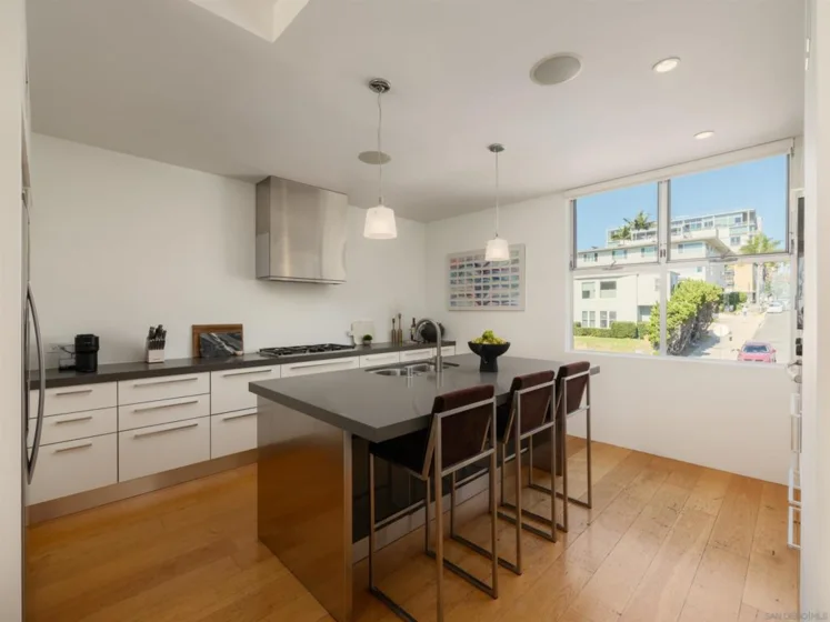 2710 1st Avenue photo 30