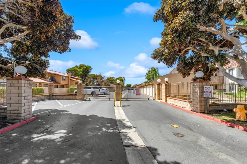 4861 Lago Drive #307 photo 32