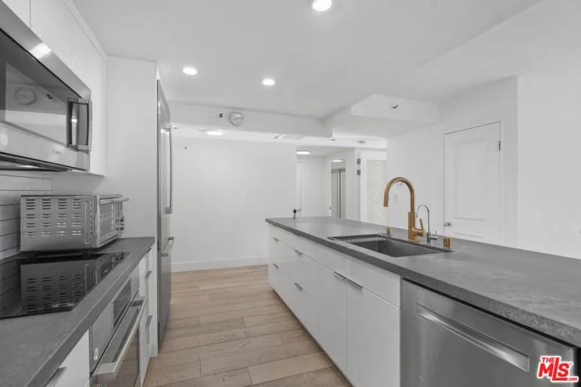 600 W 9th Street #1214 photo 19