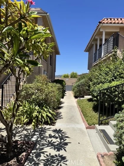 831 Las Lomas Drive photo 3
