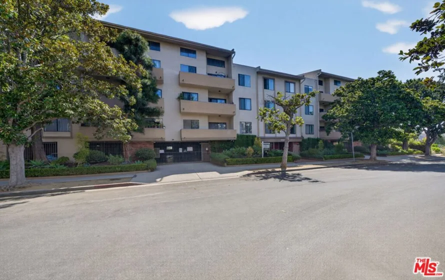 1944 Glendon Avenue #110 photo 24