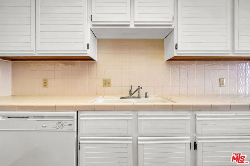 1164 Wellesley Avenue #204 photo 10