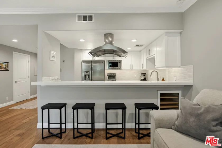 1426 N Laurel Avenue #110 photo 9