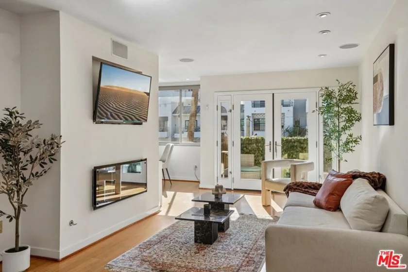 1124 N La Cienega Boulevard #301 photo 1