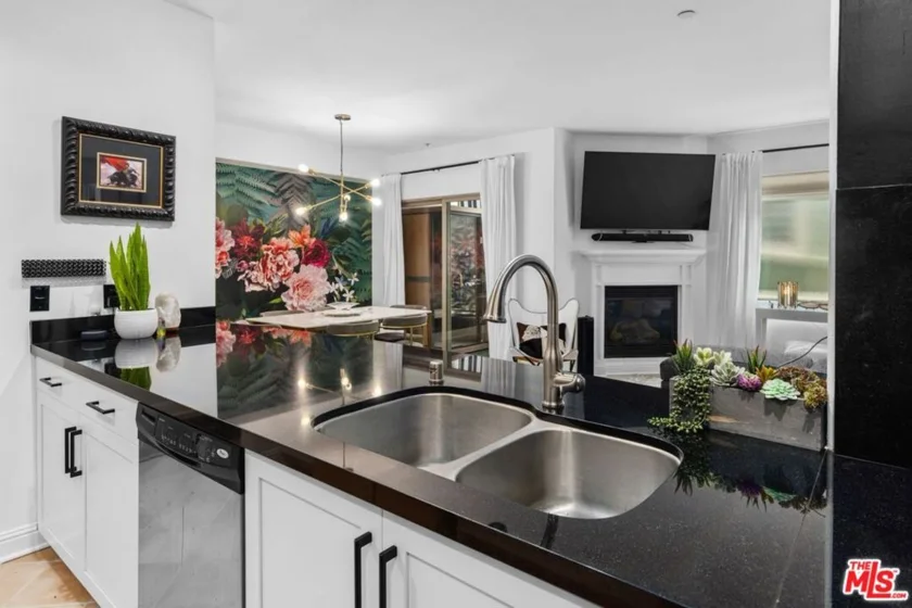 5037 Rosewood Avenue #101 photo 3