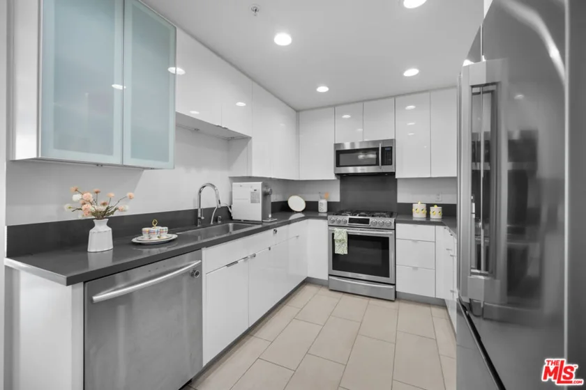 105 S Mariposa Avenue #204 photo 23