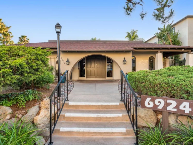 6924 Hyde Park #220 photo 21
