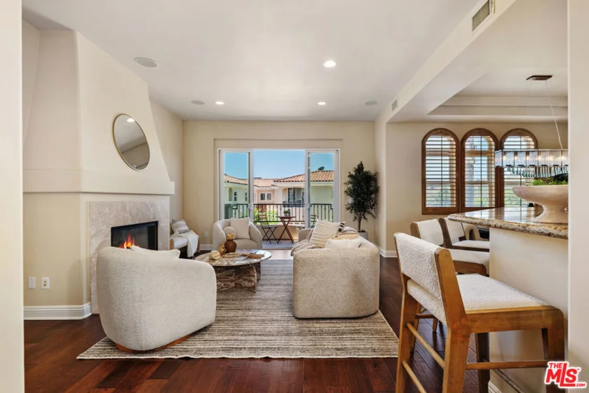 23963 De Ville Way photo 4