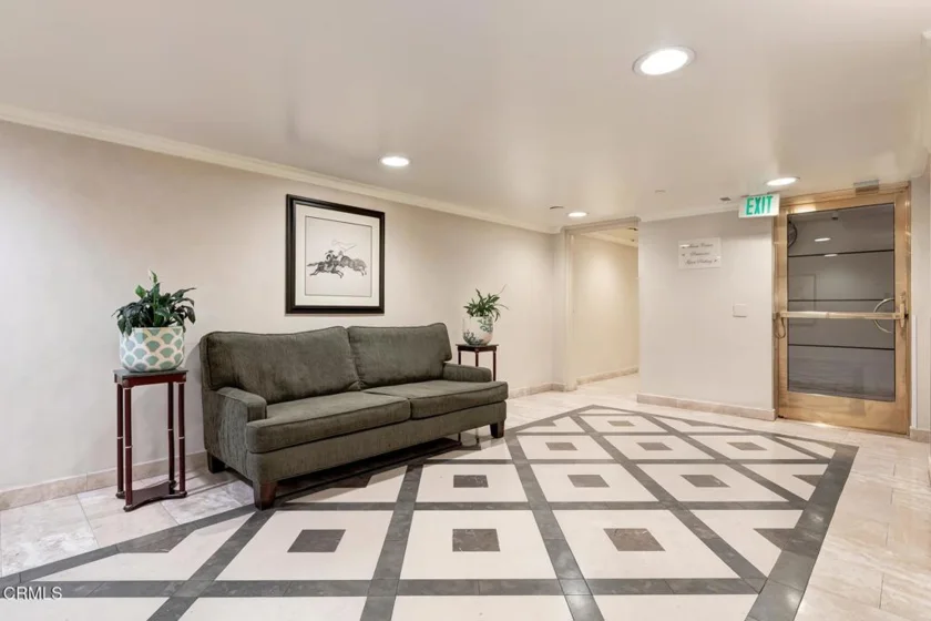 121 S Hope Street #11 photo 25