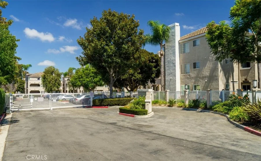 4561 Warner photo 35