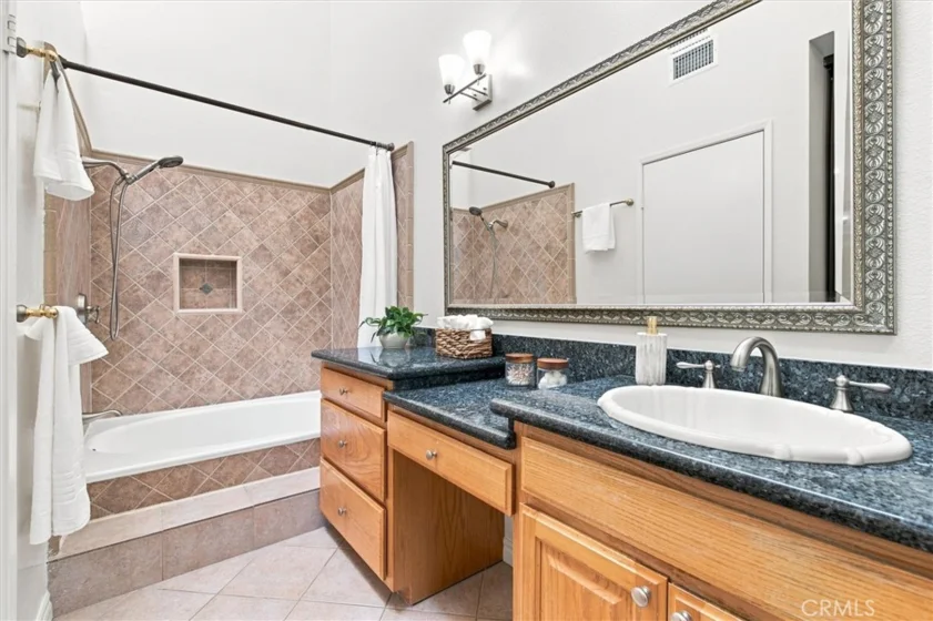 2538 W Macarthur Boulevard ##J photo 12