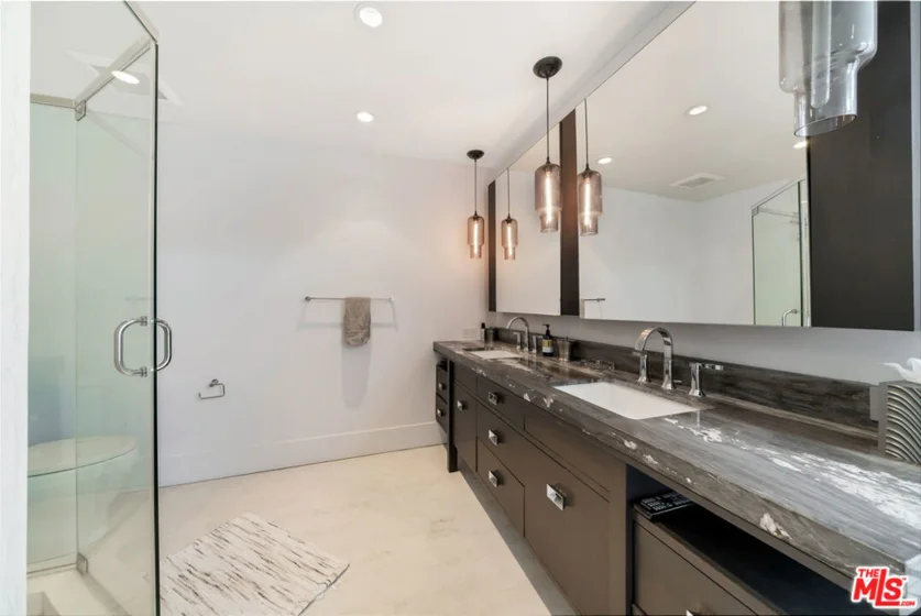 960 N Doheny Drive #301 photo 26