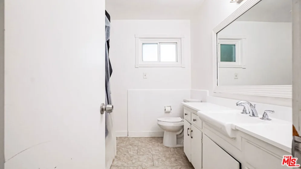 1525 N Hayworth Avenue #204 photo 17