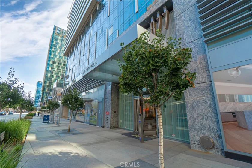 877 Francisco #1003 photo 2