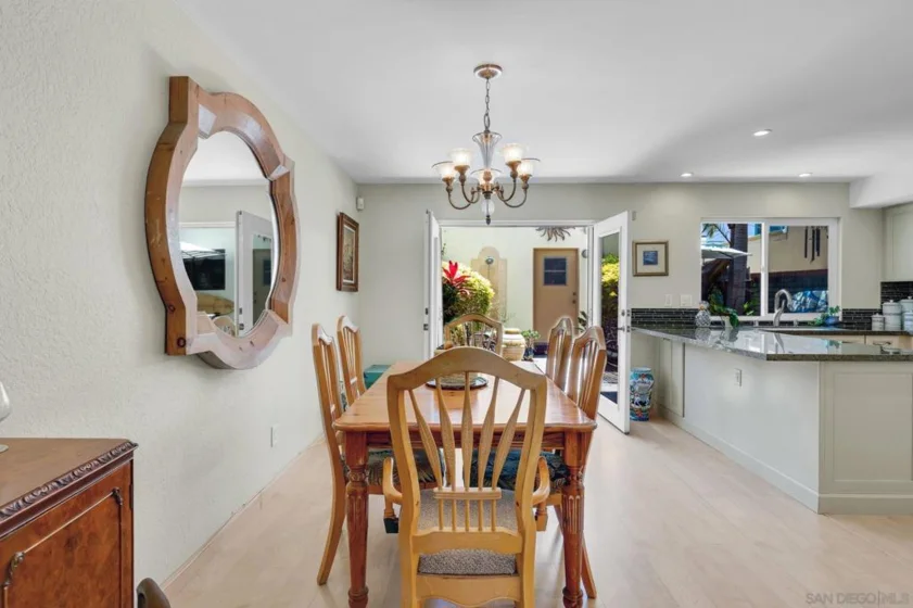 255 Daisy Avenue photo 4