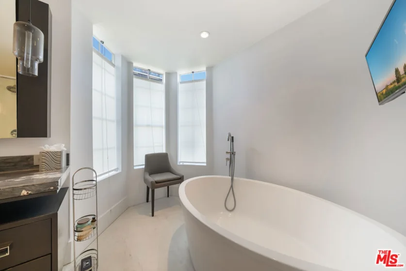 960 N Doheny Drive #301 photo 28
