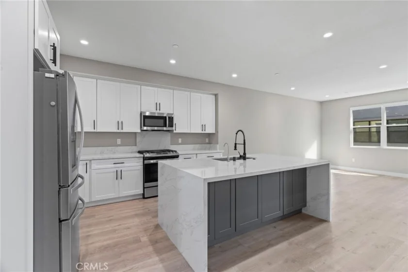 341 S Cypress Street photo 4