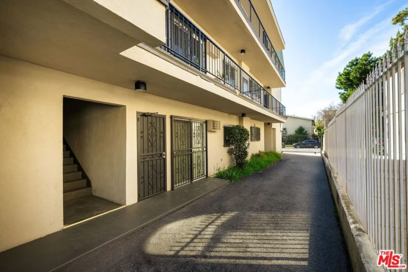 1754 N Kenmore Avenue #202 photo 8